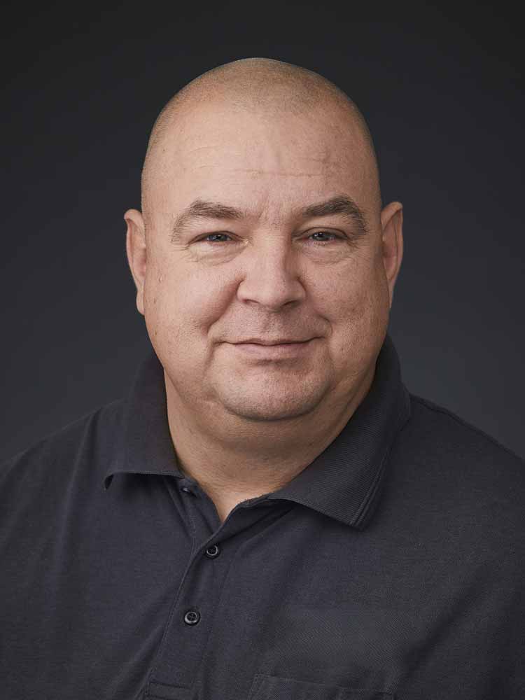 Andre Hannemann, unabhängiger Sachverständiger für Photovoltaik, bei der Prüfung und Begutachtung einer PV-Anlage inklusive Leistungsmessung und Bewertung.