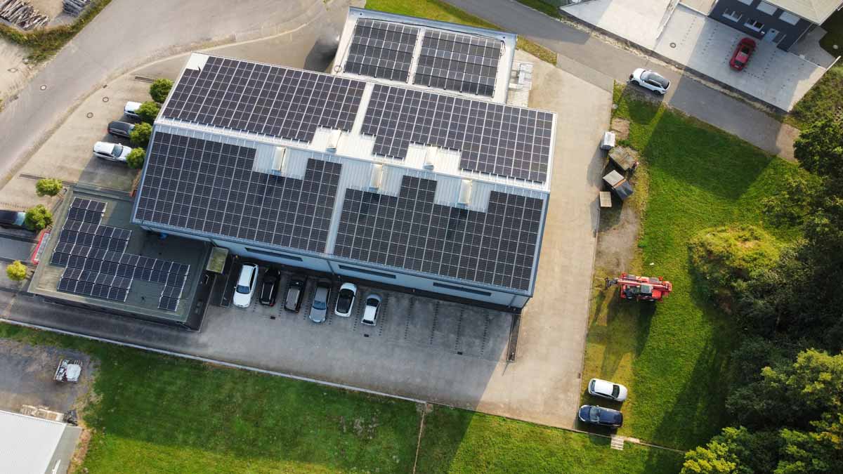 Andre Hannemann, unabhängiger Sachverständiger für Photovoltaik, bei der Prüfung und Begutachtung einer PV-Anlage inklusive Leistungsmessung und Bewertung.