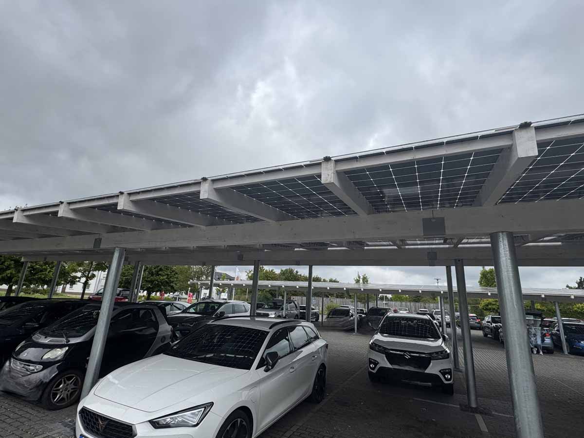 Andre Hannemann, unabhängiger Sachverständiger für Photovoltaik, bei der Prüfung und Begutachtung einer PV-Anlage inklusive Leistungsmessung und Bewertung.