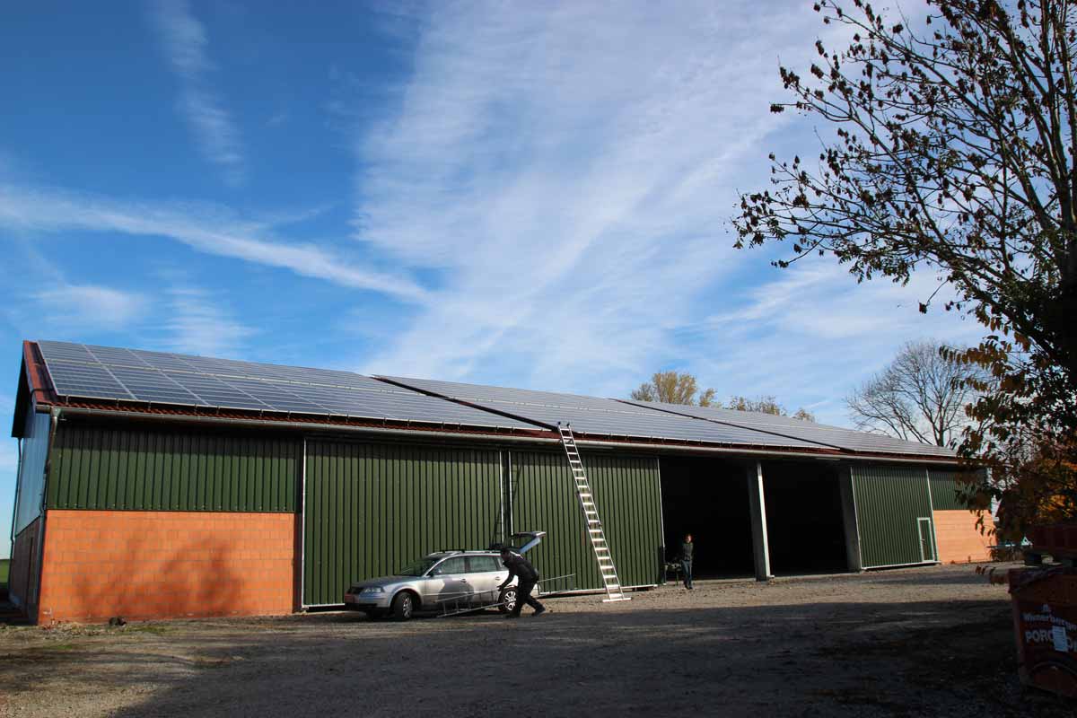 Andre Hannemann, unabhängiger Sachverständiger für Photovoltaik, bei der Prüfung und Begutachtung einer PV-Anlage inklusive Leistungsmessung und Bewertung.