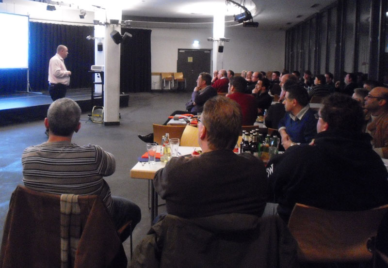 Andre Hannemann, unabhängiger Sachverständiger für Photovoltaik, bei der Prüfung und Begutachtung einer PV-Anlage inklusive Leistungsmessung und Bewertung.