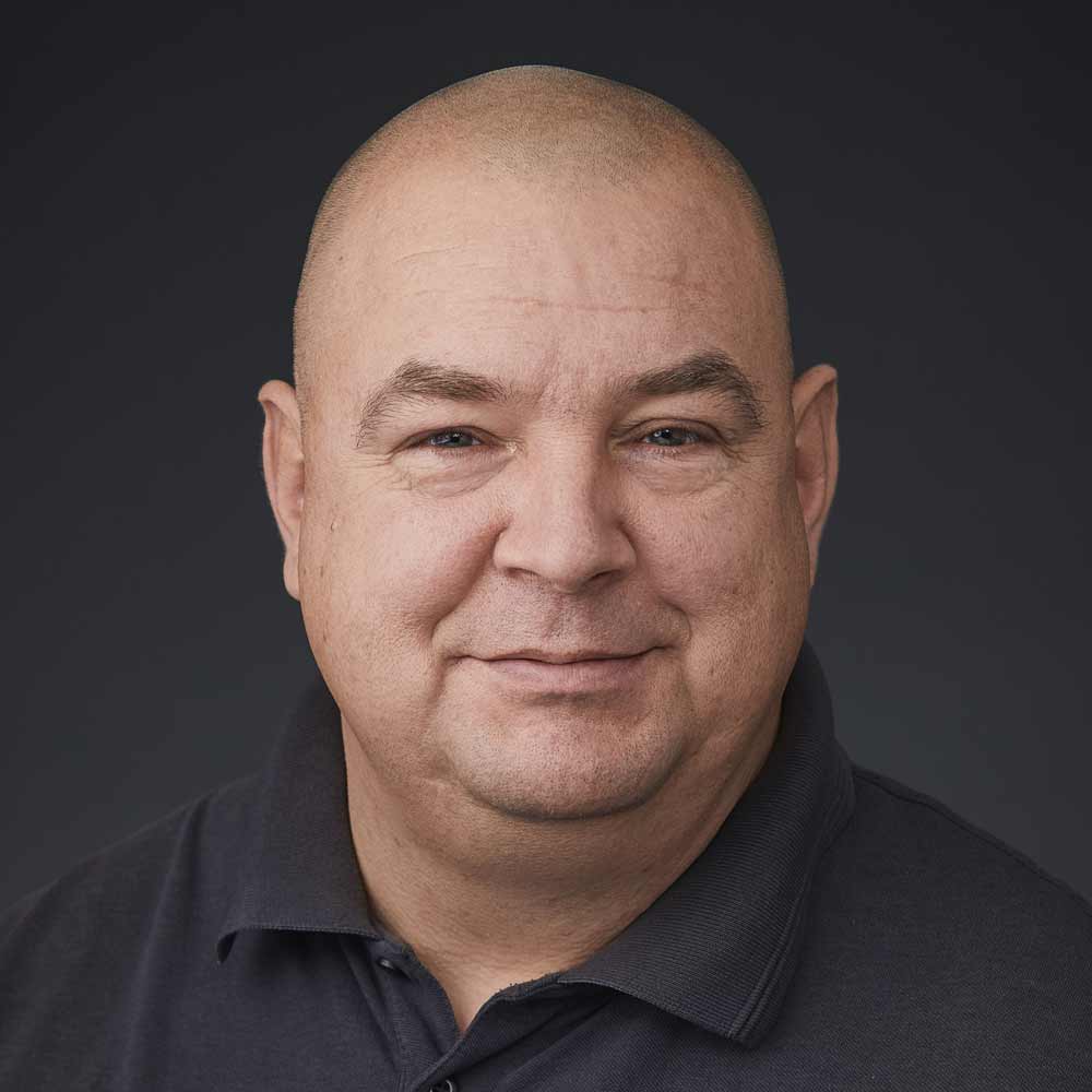 André Hannemann, unabhängiger Sachverständiger für Photovoltaik, bei der Prüfung und Begutachtung einer PV-Anlage inklusive Leistungsmessung und Bewertung.